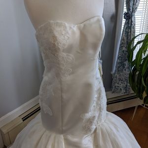 Brand new wedding gown.